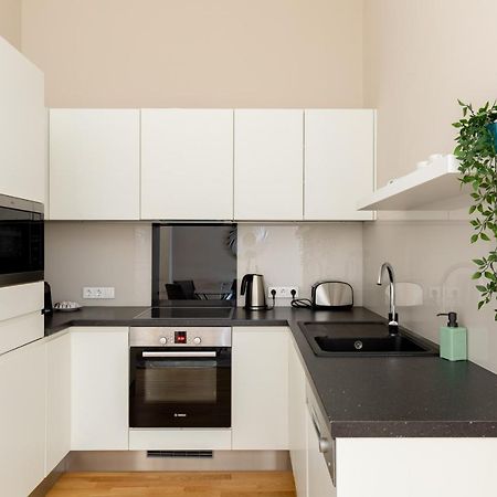 Lovely 2-Bedroom Apartment At The Vaci Street Budapest Exterior foto