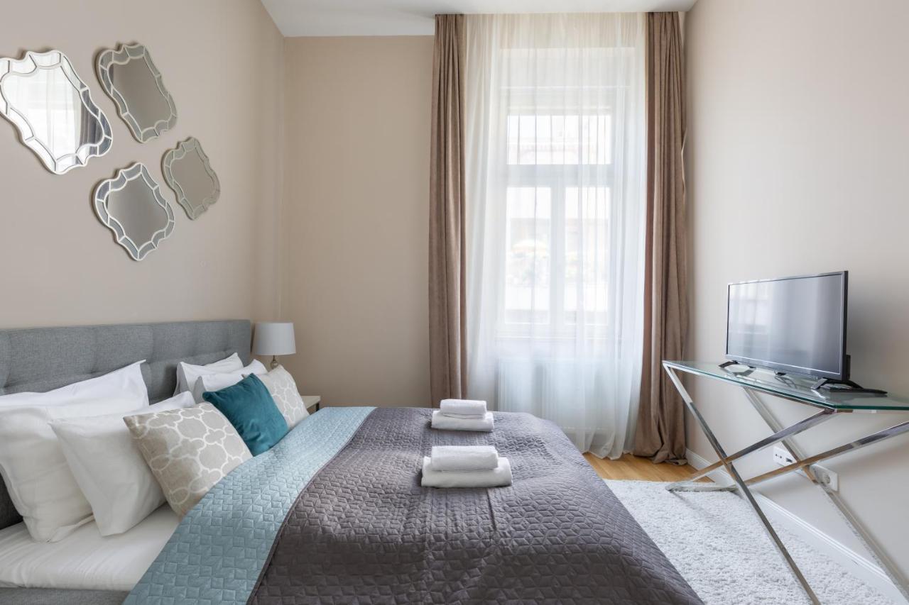 Lovely 2-Bedroom Apartment At The Vaci Street Budapest Exterior foto