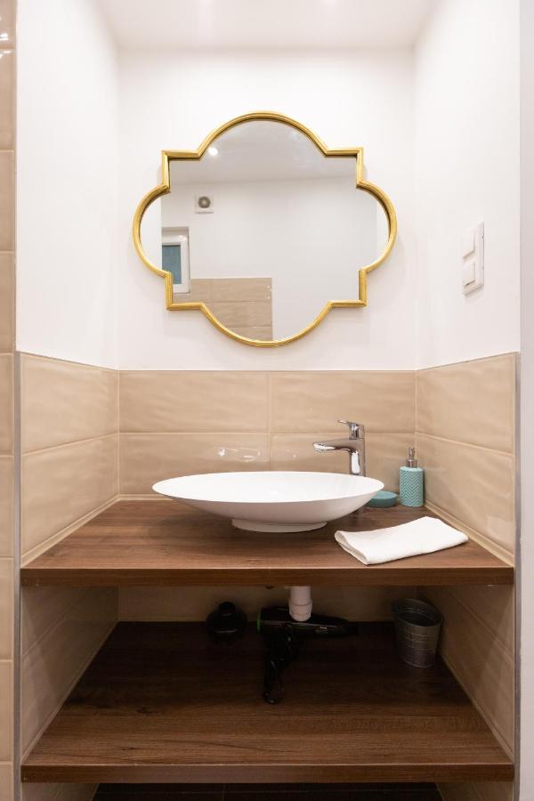 Lovely 2-Bedroom Apartment At The Vaci Street Budapest Exterior foto