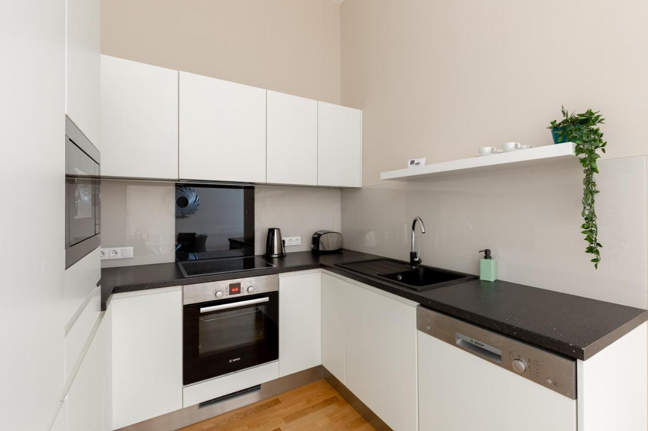 Lovely 2-Bedroom Apartment At The Vaci Street Budapest Exterior foto