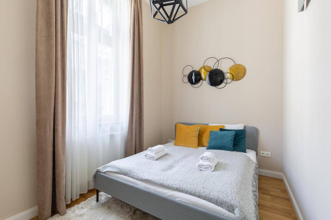 Lovely 2-Bedroom Apartment At The Vaci Street Budapest Exterior foto