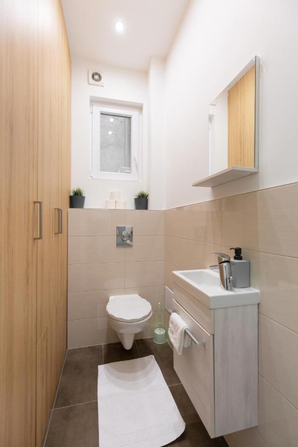 Lovely 2-Bedroom Apartment At The Vaci Street Budapest Exterior foto